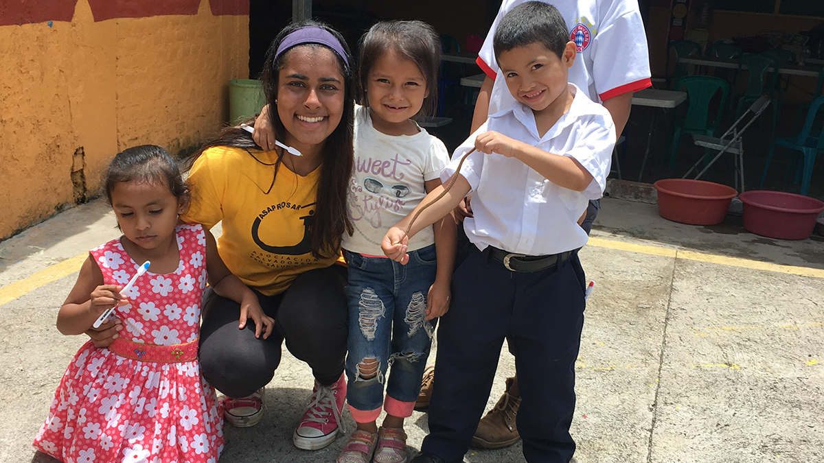 Neha Zahid with children in El Salvador during an intervention.