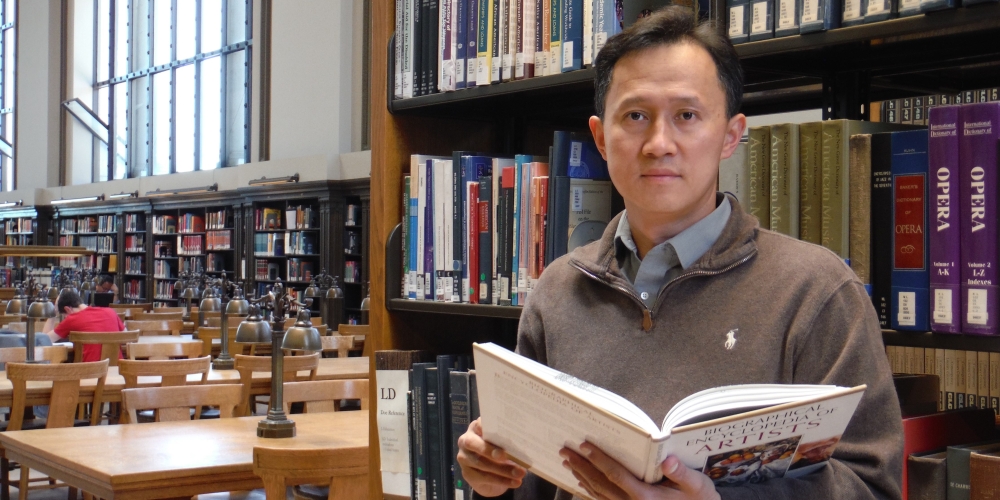Dr. Seung-Wuk Lee reviewing bio-inspired materials in a library