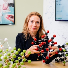 Kristin Persson holding molecule model