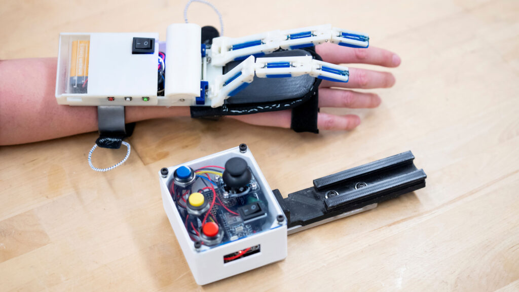 The Dorsal Grasper, with its supernumerary robotic fingers, can expand the range of graspable objects and workspace.