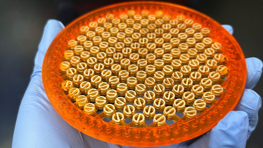 A CPD-fabricated gradient phase transmitarray for generating highly directive radiation. The antenna features three layers of gradually tilted architected S-ring unit cells.