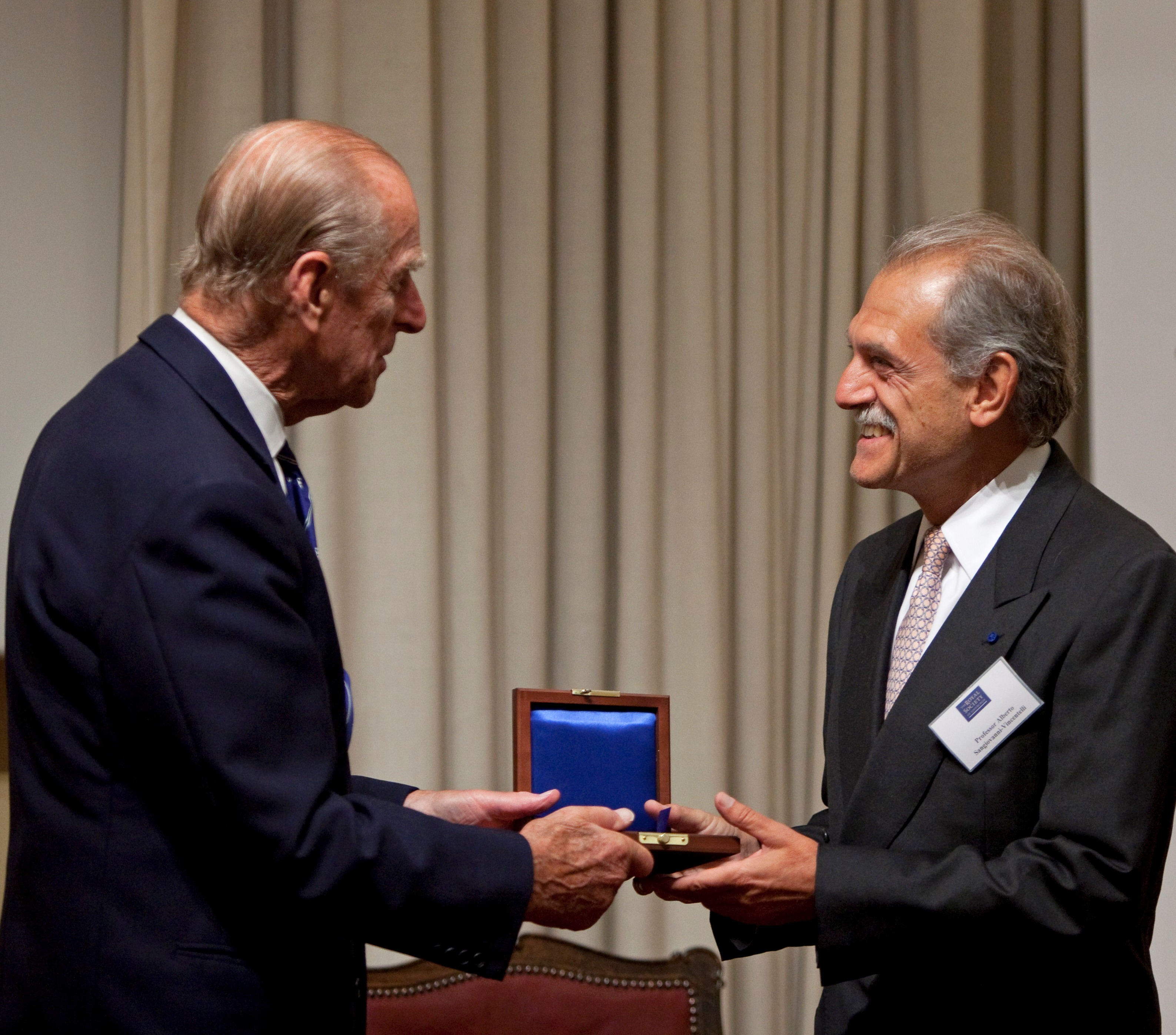  A photo of Sangiovanni-Vincentelli receiving an award.