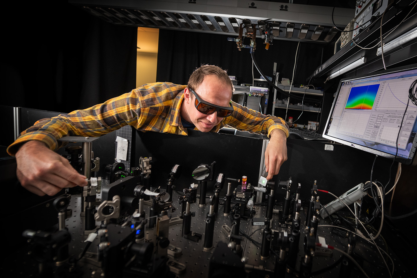 Finn Babbe, Chemical Sciences Division staff scientist and Laser Lab lead at Berkeley Lab’s Liquid Sunlight Alliance (LiSA) research facility.