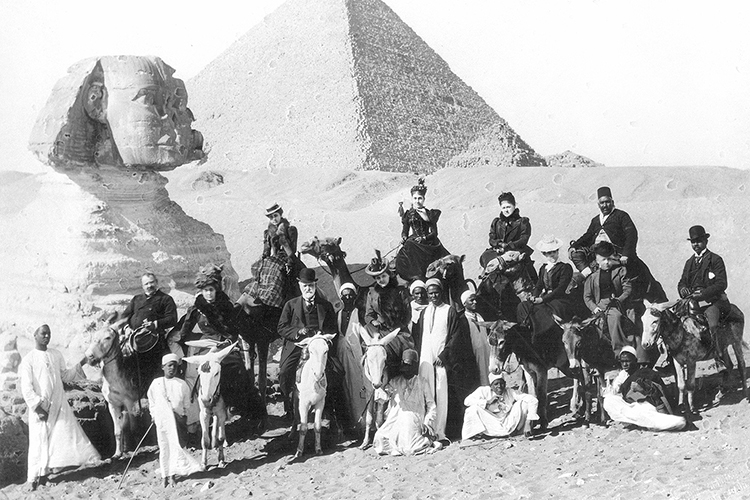 phoebe hearst poses at the pyramids in Giza with her companions and guides in the winter of 1898-1899