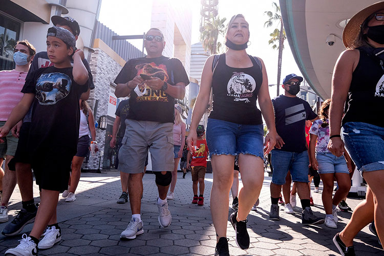 Crowdes of people walk at Universal Studios.