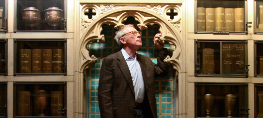 Marcus Hanschen stands in an old European library.