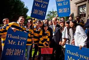Forty or more Berkeley students hold signs saying 'Thank you Mr. Li' above two chinese characters.