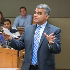 Sameer B. Srivastava in lecture setting