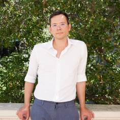 Hannes Bajohr in outdoor setting