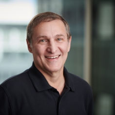 headshot of Scott Shenker in indoor setting