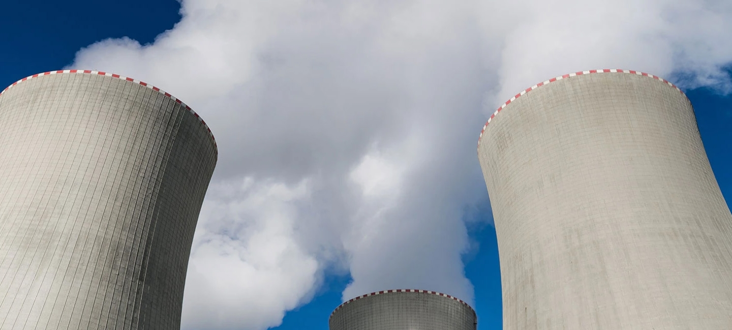 Water vapor emerging from cooling towers at an industrial plant. Water is used to cool exhaust gases to a temperature at which carbon capture is possible with aqueous amines. A new UC Berkeley material can capture carbon dioxide at the high temperatures common of various industrial exhausts, avoiding the need to expend energy and water to cool the emissions for decarbonization. Courtesy of Brentwood Industries