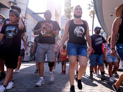 Crowdes of people walk at Universal Studios.