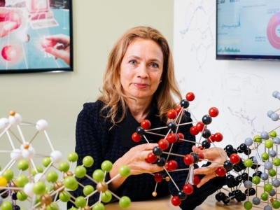 Kristin Persson holding a molecule model.