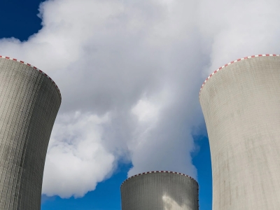 Water vapor emerging from cooling towers at an industrial plant. Water is used to cool exhaust gases to a temperature at which carbon capture is possible with aqueous amines. A new UC Berkeley material can capture carbon dioxide at the high temperatures common of various industrial exhausts, avoiding the need to expend energy and water to cool the emissions for decarbonization. Courtesy of Brentwood Industries