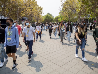 Students in masks walk across Sproul Plaza a week before fall 2021 classes begin at UC Berkeley.