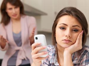 Study finds that people more likely to define relationships with female relatives as difficult.