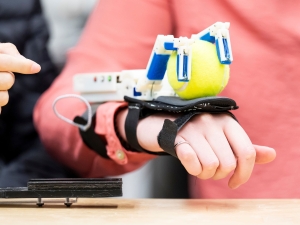 The Dorsal Grasper, with its supernumerary robotic fingers, can expand the range of graspable objects and workspace.