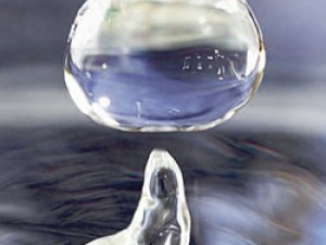 close up image of a water drop