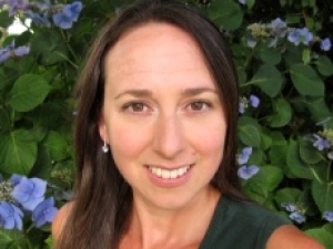 headshot of Amy Herr in outdoor setting